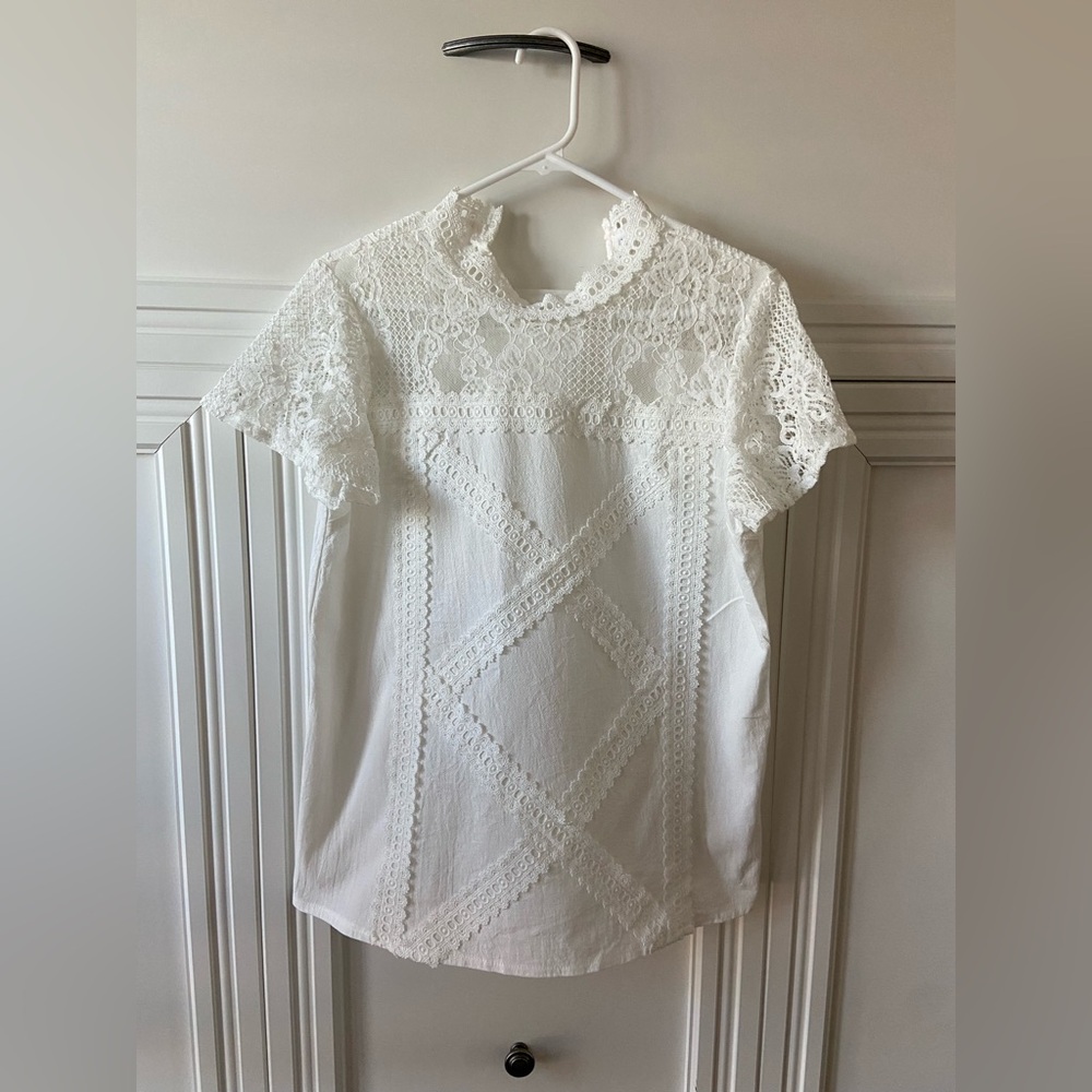 💕 WHITE SHORT SLEEVE SHIRT/BLOUSE W/ LACE CRISS CROSS AND SLEEVES - SIZE LARGE 💕